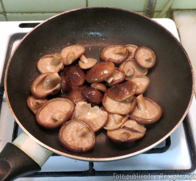 Crema de carxofa amb shiitake saltejats